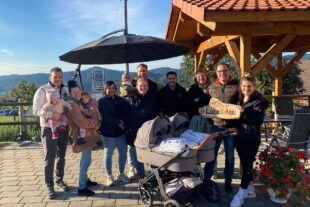 2025-10-6-ZE-UH-Natascha Comeau- Storchstellen Eckwaldhexen Schwendemann Neumaier Storchstellen_ManuelAlisa_Bild