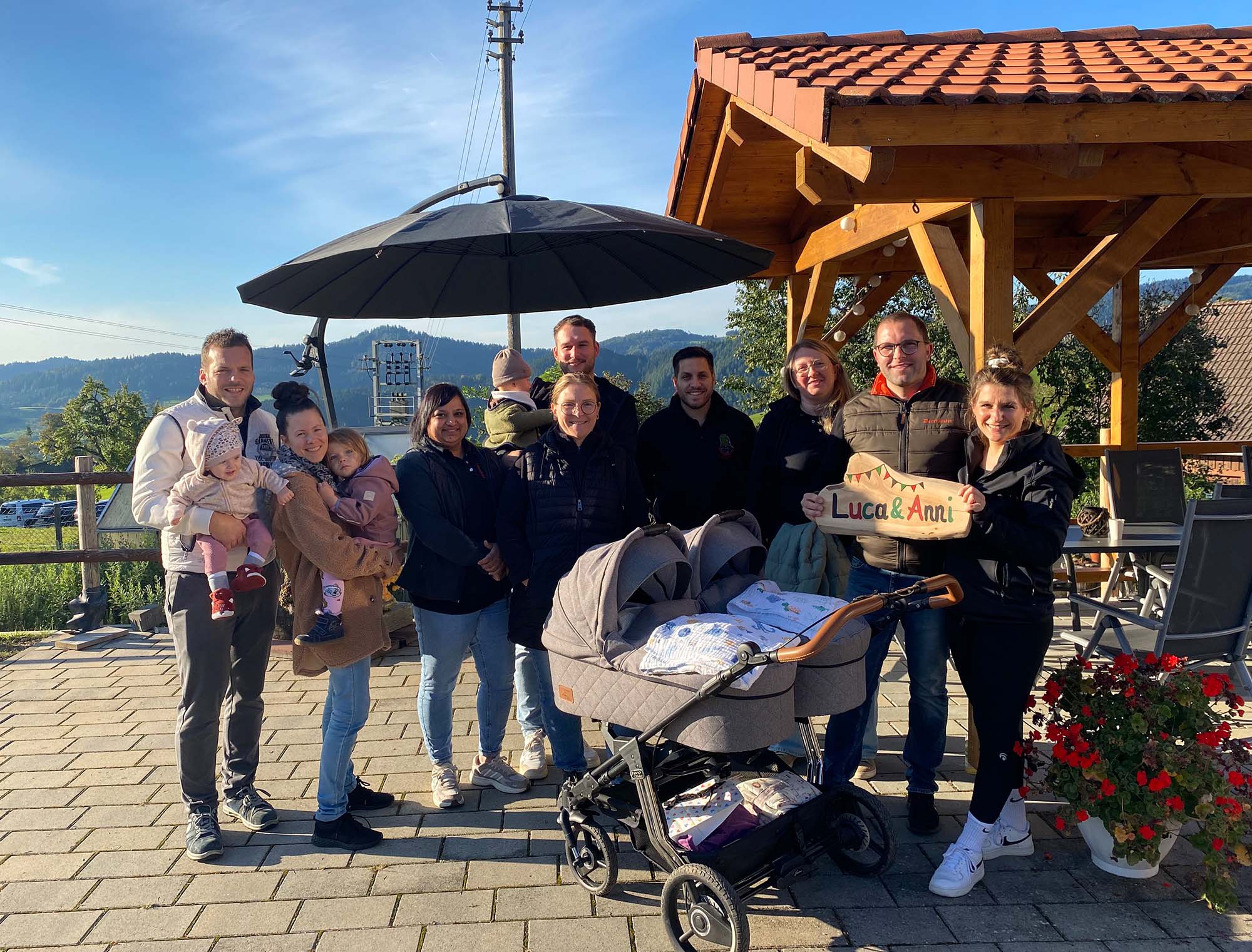 2025-10-6-ZE-UH-Natascha Comeau- Storchstellen Eckwaldhexen Schwendemann Neumaier Storchstellen_ManuelAlisa_Bild