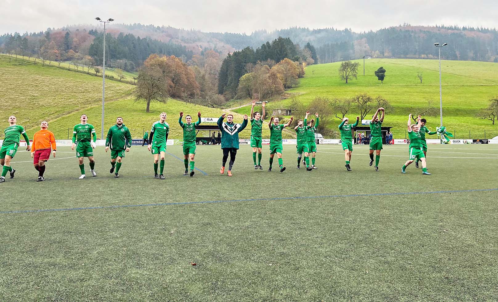 2025-11-12-BI-PB-bsch-DJK-2025-11-09 DJK vs Fischerbach 3 zu 1 la ola.jpg