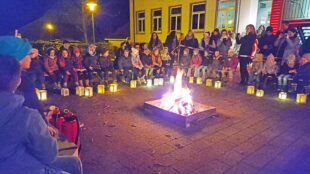 Wirbelwind-Kinder feiern St. Martin mit Laternen