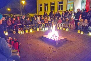 Wirbelwind-Kinder feiern St. Martin mit Laternen 2025-11-12-ZE-UE-Martin Huber- St Martin-und-Am Lagerfeuer -min