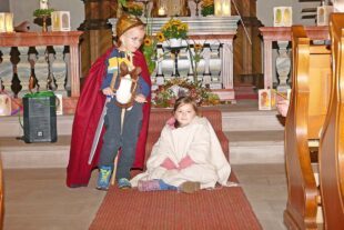 2025-11-12-ZE-UE-Martin Huber- St Martin-und-St. Martin (Joshua Schwendemann) teilte dem Mantel mit dem Bettler ( Lara Hannemann) -min