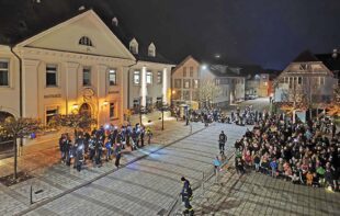 Ortsmitte erstrahlt im Schein der Laternen