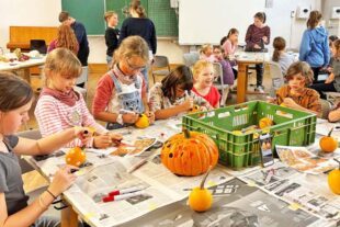 2025-11-17-OH-Tina Barth- Kindervolkstanzgruppe1-Kürbis bemalen