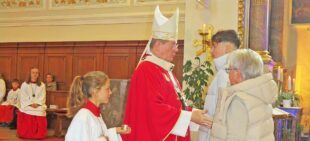 Jugendliche bekennen ihren Glauben