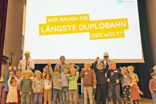 Weltrekordversuch führt zu 181,8 Meter verlegten Eisenbahn-Schienen 2025-11-21-ZE-Groß für Klein- Duplo BahnBild 4