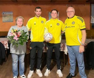 Adlerwirts-Leute spenden den Spielball für den ZFV