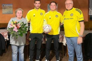 Adlerwirts-Leute spenden den Spielball für den ZFV 2025-11-21-ZE-Verein-ZFV Ballspende-Kotur-Bild.jpg