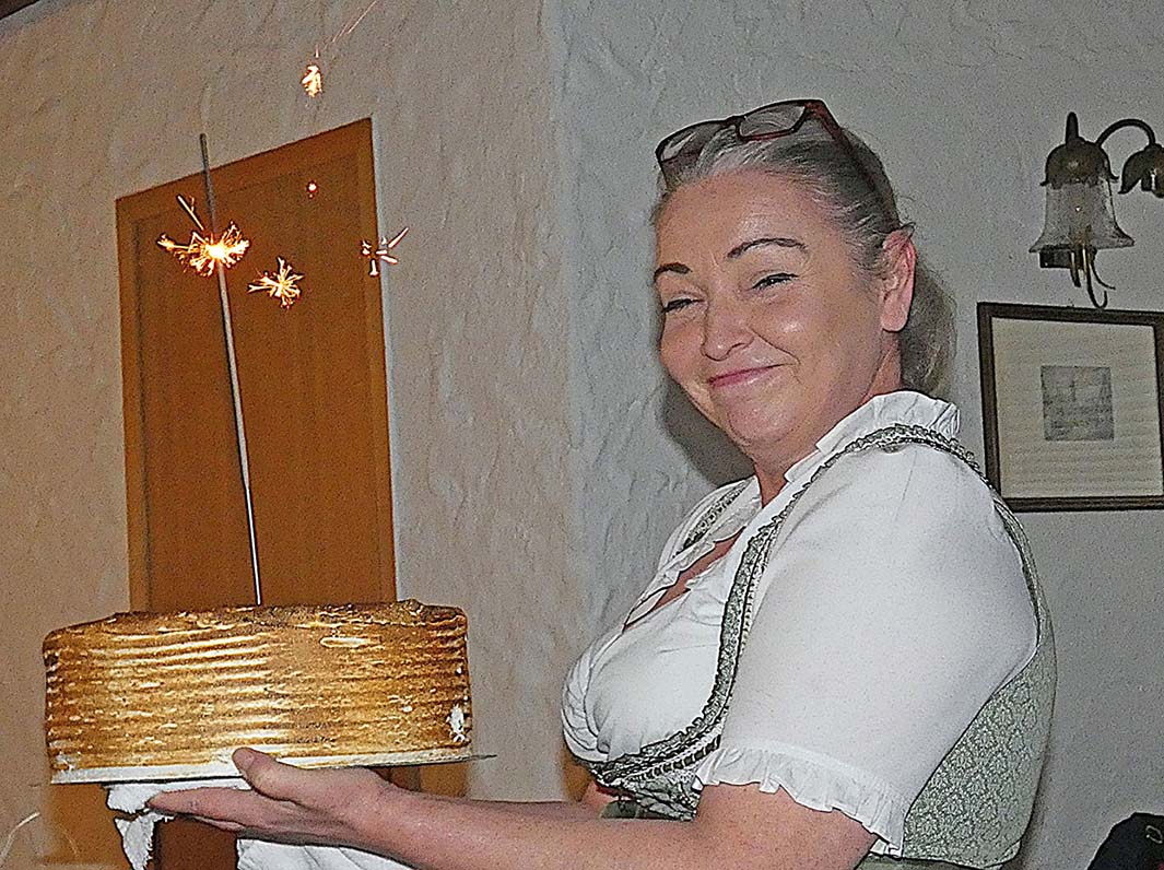 2025-11-28-OH-bia-Mittagstisch-und-Torte-und-Wunderkerze