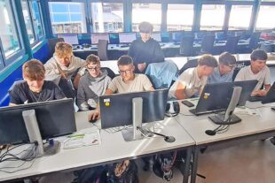 Realschüler sehen in die Wahrheitskugel 2025-11-28-WOL-Kathrin Haberer- BS Wahrheitskugel