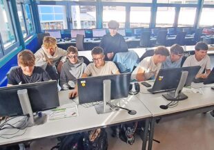 Realschüler sehen in die Wahrheitskugel