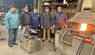 Aus Holz gewachsen, in Eisen vollendet