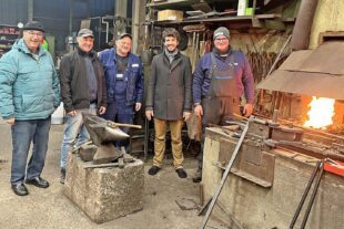 2025-11-28-ZE-Michael Horst-Evang. Kirche- Eisenzeit-neues Altarkreuz-IMG_1343_1 vor dem Feuer