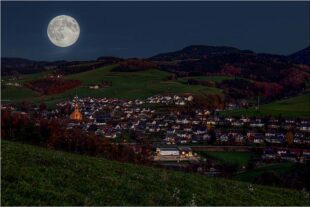 Supervollmond strahlt über dem Tal
