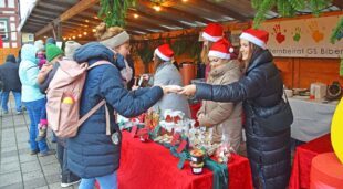 Weihnachtsmarkt-Reigen startet trotz Regen mit guter Laune