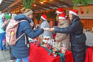Weihnachtsmarkt-Reigen startet trotz Regen mit guter Laune 2025-12-1-BI-ds-Weihnachtsmarkt-DSC_0467