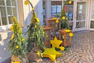 2025-12-1-NO-bke- Highlights Weihnachtszeit Wichtelbäume, Laternen und gelbe Sterne schaffen weihnachtliche Stimmung in Nordrach