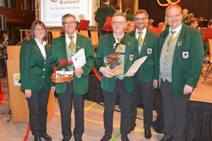 50 Jahre Liebe zur Musik: Gold für Klaus Schmider und Robert Maier 2025-12-1-ZE-hps-Stadtkapelle-DSC_4099