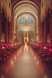 Kirche im Kerzenschein