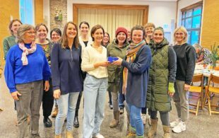 Adventsbasteln füllt das Pfarrheim mit Leben