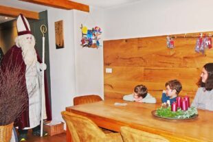 2025-12-10-ZE-UE-Martin Huber-Nikolaus-Nikolaus und seine Gesellen bei Jonas, Maya und Fabian (Schultheiß). Sie f...t (1)