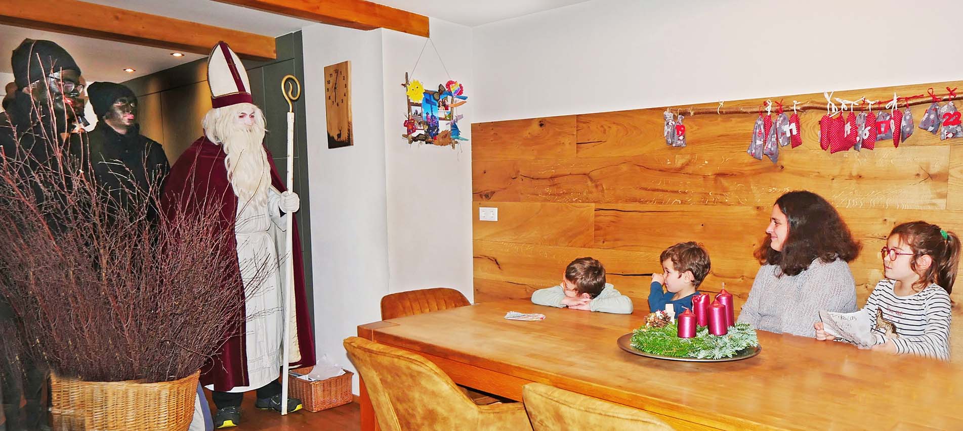 2025-12-10-ZE-UE-Martin Huber-Nikolaus-Nikolaus und seine Gesellen bei Jonas, Maya und Fabian (Schultheiß). Sie f...t (1)