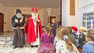 Besuch des Nikolaus freut die Kinder