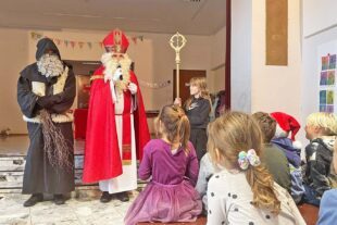Besuch des Nikolaus freut die Kinder 2025-12-10-ZE-UH-Grundschule UH-Nikolaus und Knecht Ruprecht-Nikolaus Bild 2025