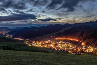 2025-12-12-OH-Robert Schwendemann Adventsweg 226A0042 Zeitung -HDR-Bearbeitet