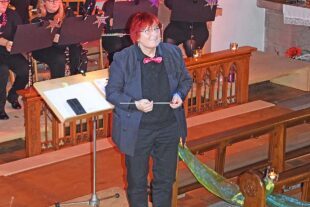 2025-12-15-NO-Oliver Vollmer-Trachtenkapelle-Dirigentin Annette Tafler