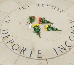 Blumen zum Gedenken an die Opfer