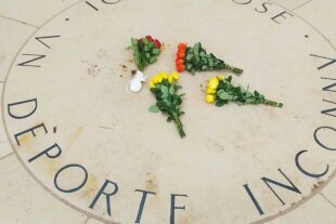 Blumen zum Gedenken an die Opfer 2025-12-15-WOL-Mona Singler-Besuch KZ-Gedenkstätte Natzweiler Struthof