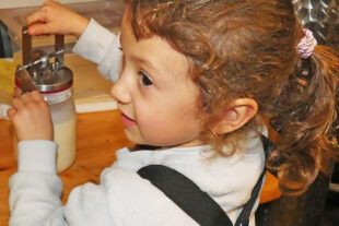 2025-12-17-BI-bia-Weihnachtlicher Wichtelzaube-Wabsi und Grittibänz-Buttermachen für Gritti