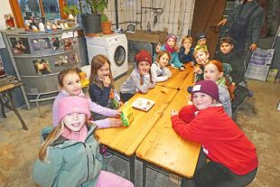 2025-12-17-BI-bia-Weihnachtlicher Wichtelzaube-Wabsi und Grittibänz-Grittibänz alle Kinder