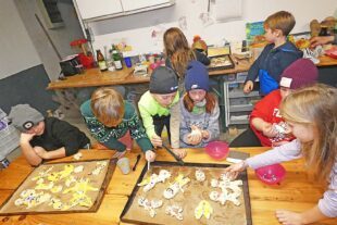 2025-12-17-BI-bia-Weihnachtlicher Wichtelzaube-Wabsi und Grittibänz-SP Grittibleche-und-Kinder