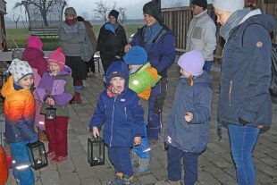 2025-12-17-BI-bia-Weihnachtlicher Wichtelzaube-Wabsi und Grittibänz-Start Suche im Laternenlicht