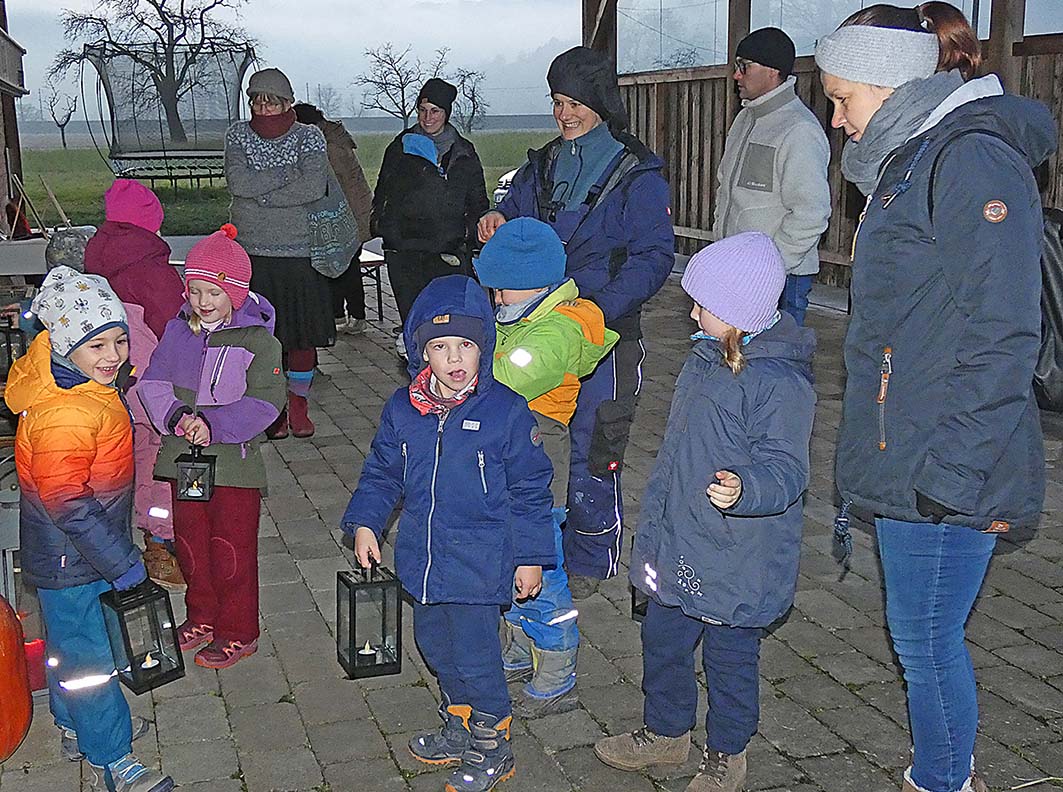 2025-12-17-BI-bia-Weihnachtlicher Wichtelzaube-Wabsi und Grittibänz-Start Suche im Laternenlicht