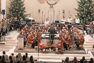Von Weihnachtsliedern bis Robbie Williams: Blasorchester feiert 10 Jahre Axel Berger 2025-12-17-BI-vo-Adventskonzert Orchester XT4V5069