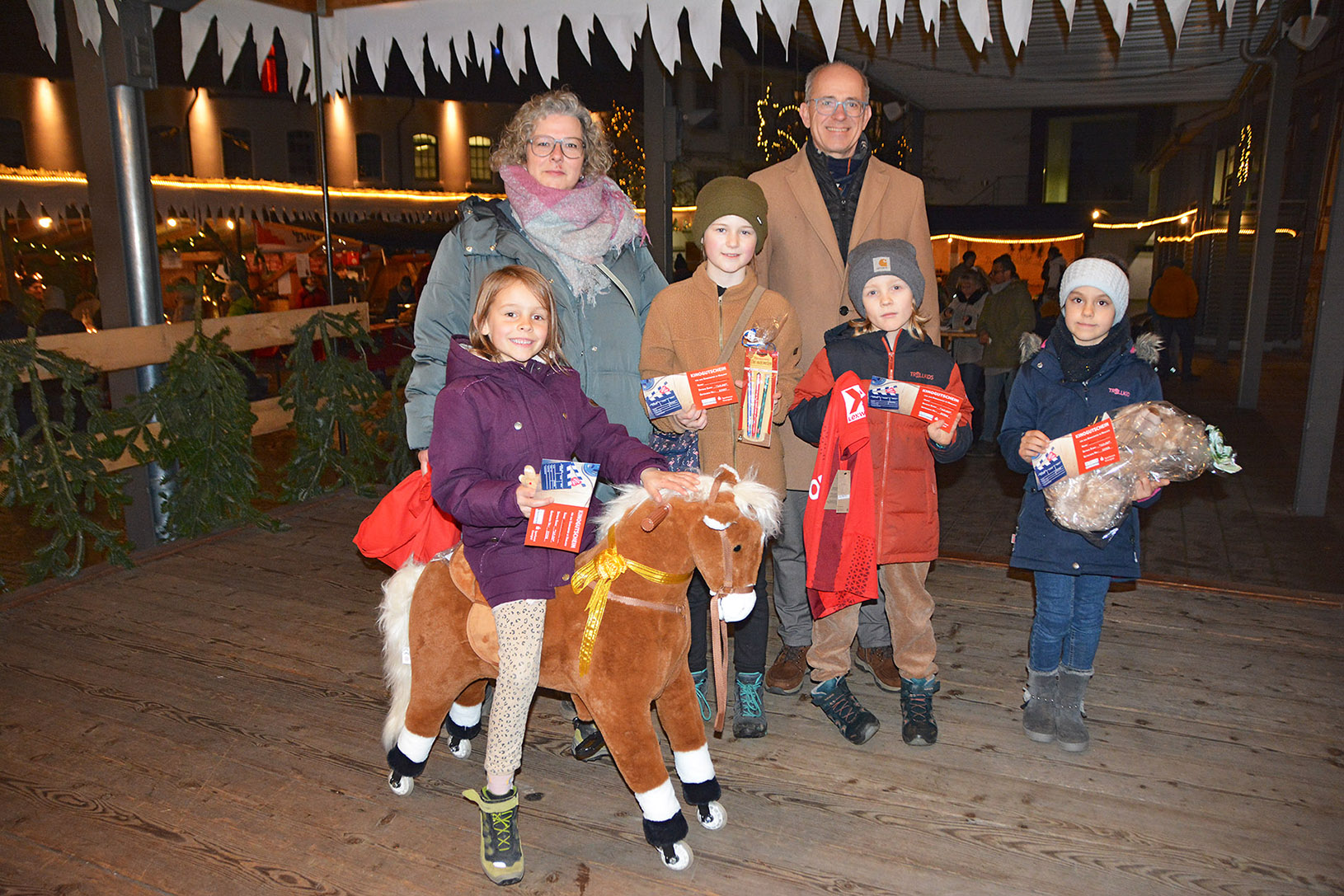 2025-12-22-BI-hps-Weihnachtsmarkt Geschenkübergabe-DSC_4433