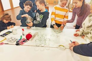 2025-12-22-OH-DJK OH-Weihnachtliche Lichterfeier-Die Kinder beim Basteln der Lichter