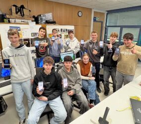 Christmas-Wahrheitskugel-App programmiert und aufs eigene Handy geladen