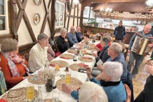 Senioren genossen Aussicht auf Oberentersbach 2025-12-23-ZE-UH-Eva-Maria Jilg-WuF Seniorenwanderung-IMG_4270