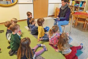 2025-12-3-OH-Kiga- Vorlesetag Kinderhaus Mittlere ca. 5Jährige Kinder_Anne-Kathrin Heizmann