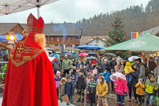 Harmersbacher Winterzauber trotzt Wind und Regen 2025-12-3-OH-Tourist-Info-Harmersbacher Wiinterzauber-Besuch Nikolaus