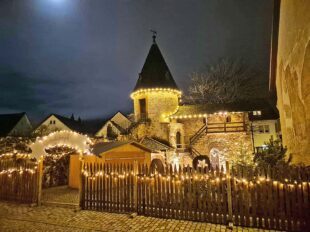 Weihnachtshirsch lädt ein: Adventsabende am Hirschturm zugunsten der Kinder in Zell