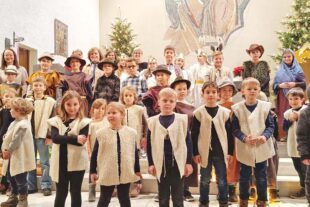 2025-12-30-BI-Wiebke Fix-Krippenspielfeier-2025 Krippenspiel Gruppenbild alle