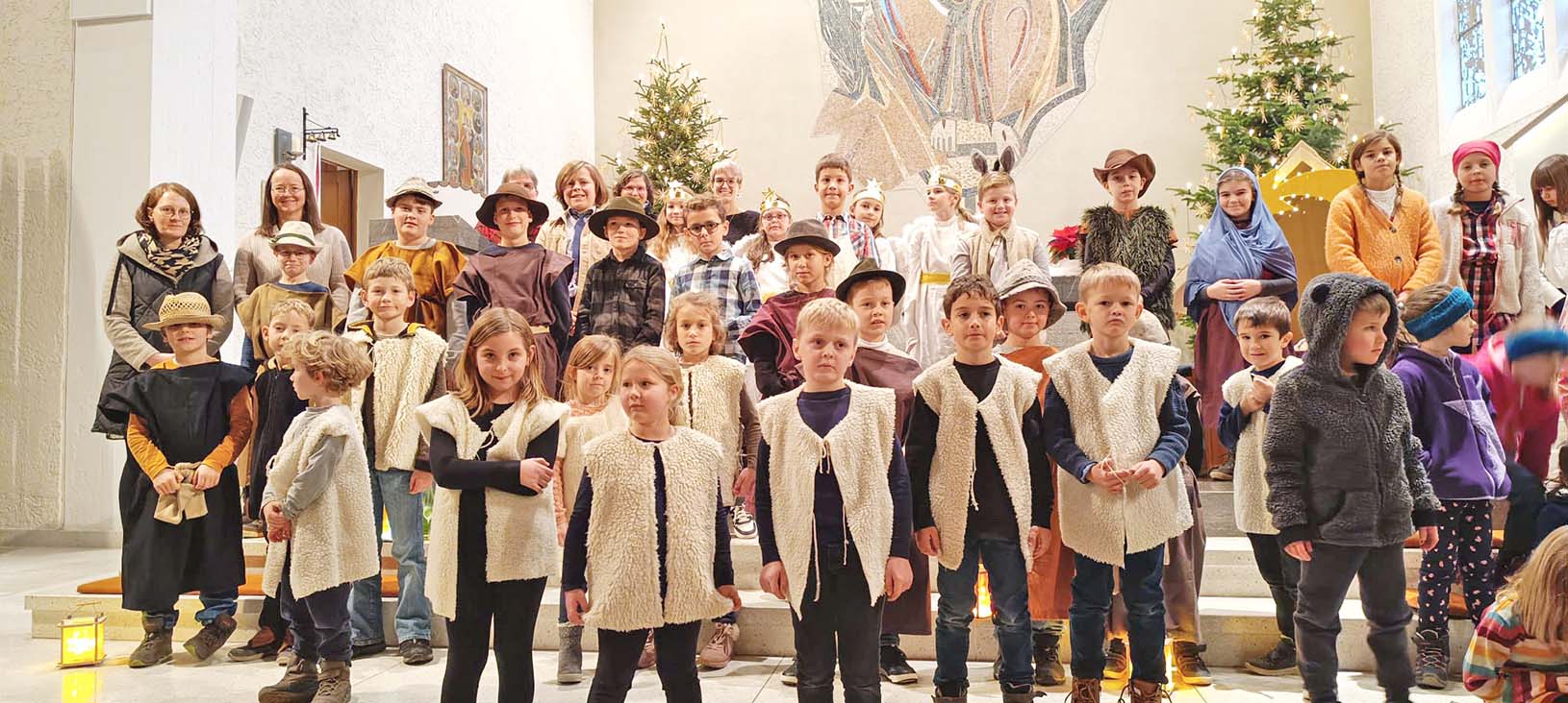 2025-12-30-BI-Wiebke Fix-Krippenspielfeier-2025 Krippenspiel Gruppenbild alle