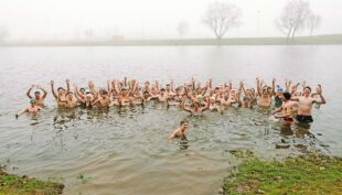 Eisbaden lockt 200 Gäste an den See
