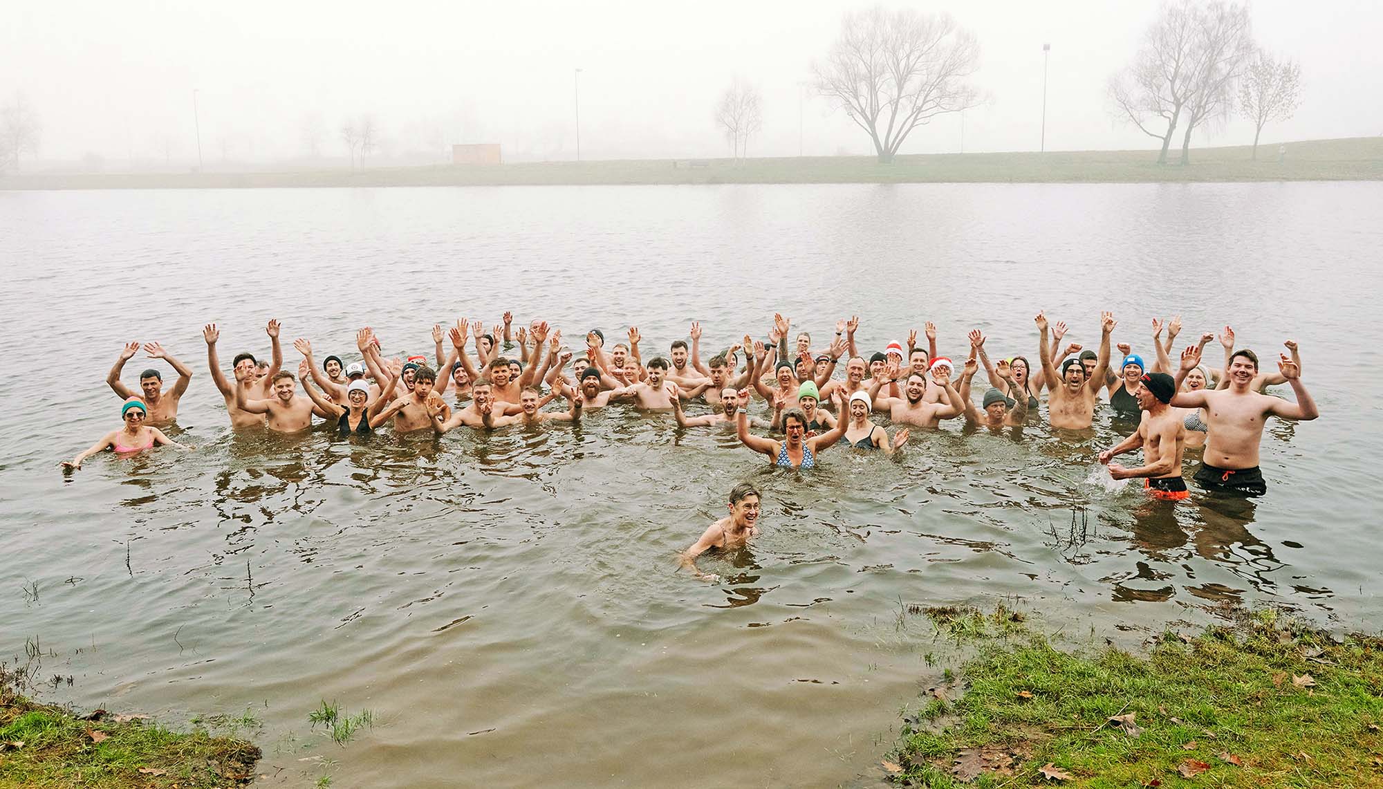 2025-12-30-Berghaupten-Olivia Junker- Eisbaden DSC05412