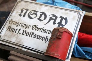 2025-12-30-OH-kal-80 Jahre nach Kriegsende in OH-2025 Schild mit Sammelbüchse WHW108 MG8A0250b